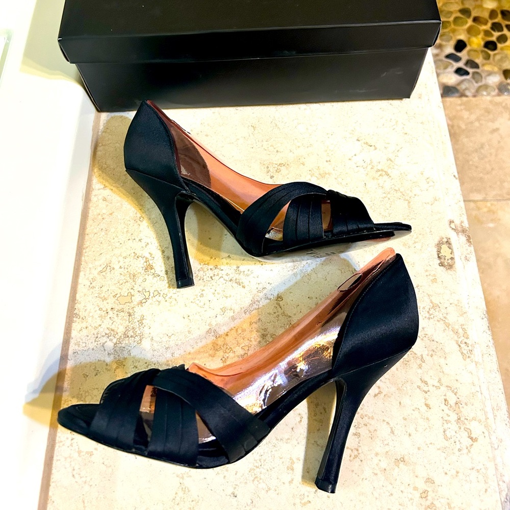 NWT Nina shoes black satin luster size 6. Never worn and in mint condition.